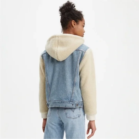 LEVI’S Ex-Boyfriend Sherpa-Lined Denim Trucker Jacket - Picture 2 of 14